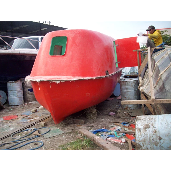 TOTALLY ENCLOSED LIFEBOAT  CAP. 15 - 20 PAX 5 METER (Ready Stock)